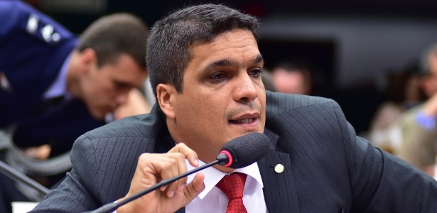 o-deputado-federal-cabo-daciolo-hoje-em-patriotas-participa-de-audiencia-publica-na-camara-dos-deputados-em-22-de-novembro-de-2016-1523310939964_615x300.jpg