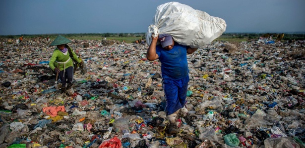 pessoas-coletam-material-em-lixao-em-java-na-indonesia-plastico-lixo-1528215372745_615x300.jpg