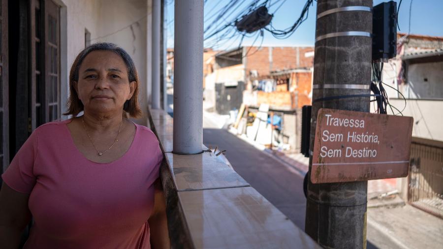 A comerciante potiguar Vilma da Silva vê de sua varanda a placa da rua em que veio morar desde dezembro na zona Leste de São Paulo - André Porto/UOL
