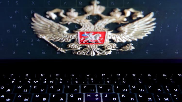 o-escudo-de-armas-da-russia-reflete-no-teclado-de-laptop-mostrando-a-grande-influencia-estatal-sobre-a-internet-local-1553806428952_v2_750x421.jpg