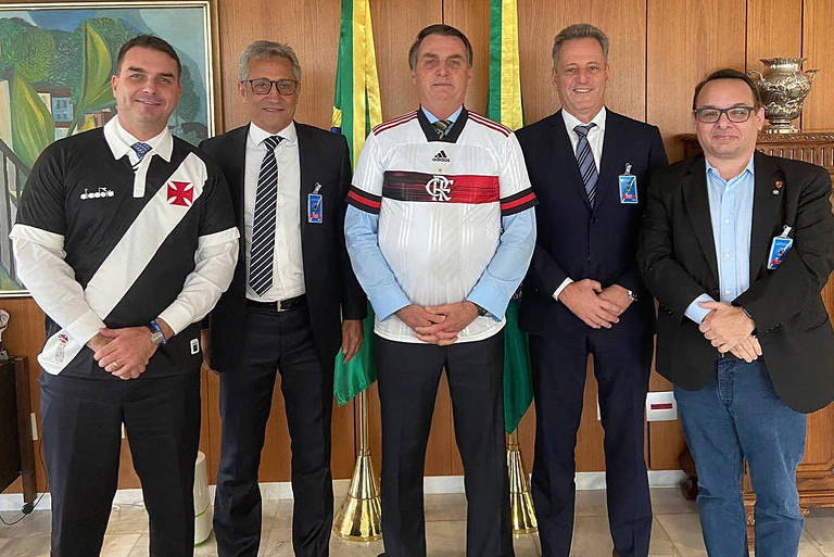 Presidente Jair Bolsonaro posa para foto com os  presidentes do Flamengo, Rodolfo Landim, e do Vasco, Alexandre Campello