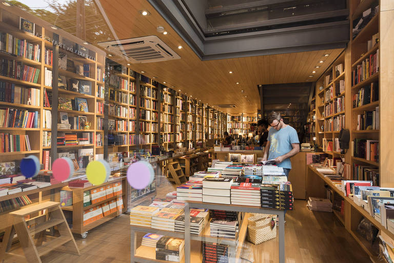 A foto tirada na Travessa antes da pandemia exibe um cenário que faz falta: visitar uma livraria e observar as novidades do mercado literário