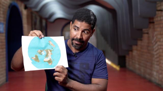 Leandro segura um mapa terraplanista