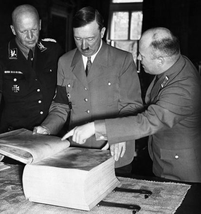 Adolf Hitler revisa edição de 'Minha luta' ('Mein Kampf'), em uma fotografia sem data.