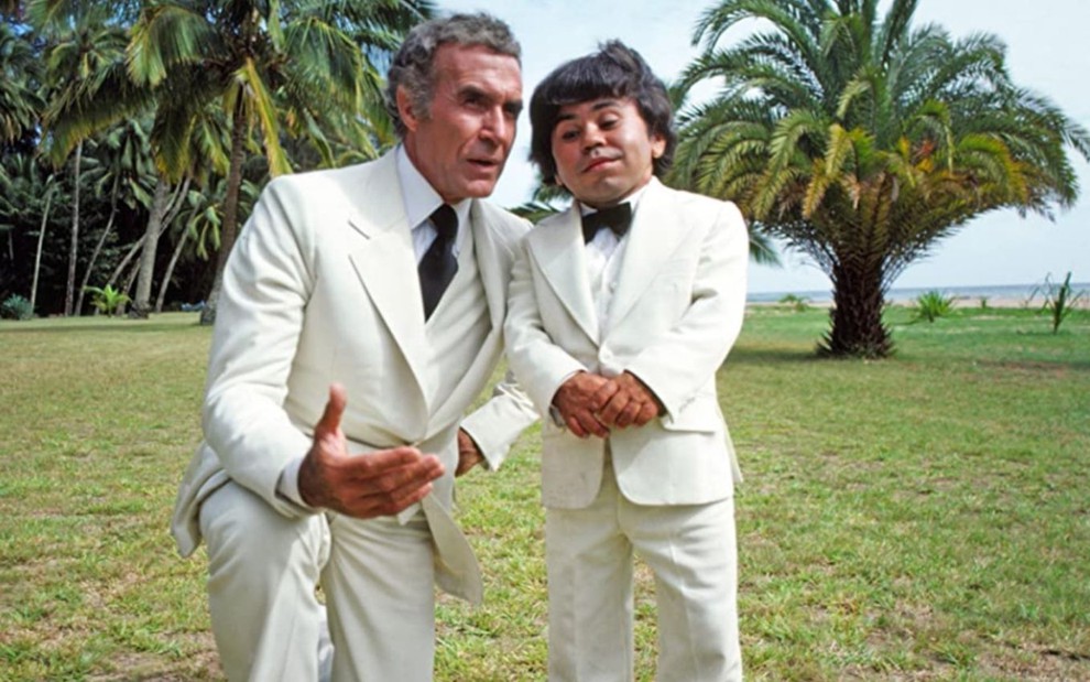 Ricardo Montalbán e Hervé Villechaize conversam em cena da série Ilha da Fantasia