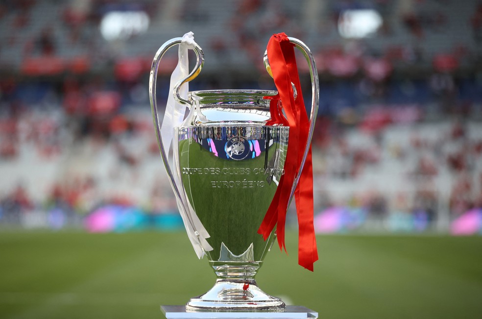 Taça da Champions no gramado do Stade de France na última final, entre Liverpool e Real Madrid — Foto: Molly Darlington/Reuters