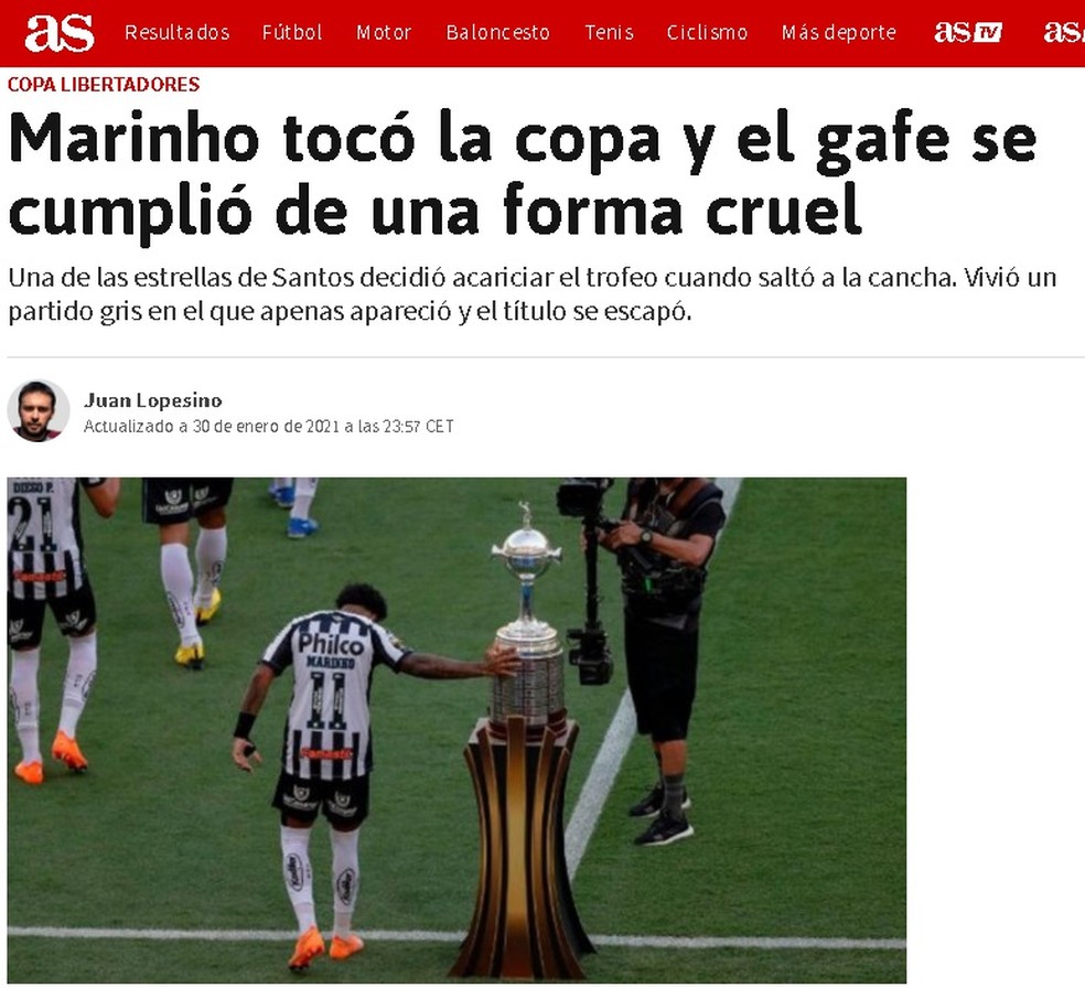 O diário As destaca o gesto de Marinho, ao tocar na taça: Marinho tocou a Copa, e o azar se cumpriu de forma cruel — Foto: Reprodução/As