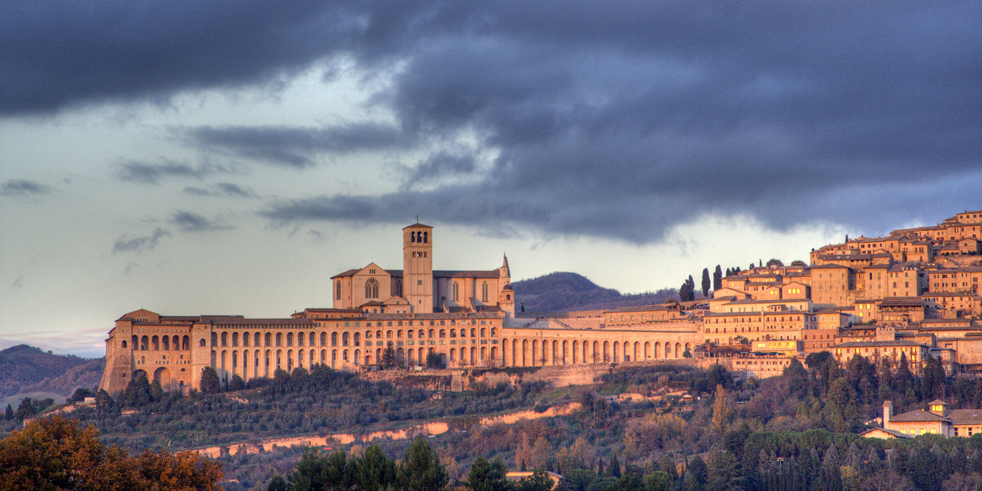 1920px-Assisi-skyline.jpg